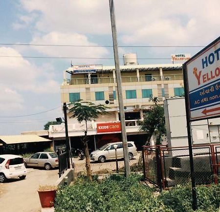 Hotel Yellow Lime Ahmedabad Bagian luar foto
